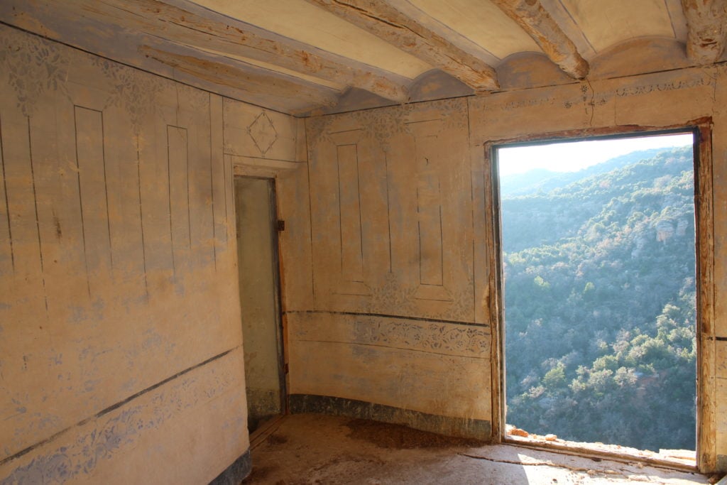 habitación abandonada con vistas al valle