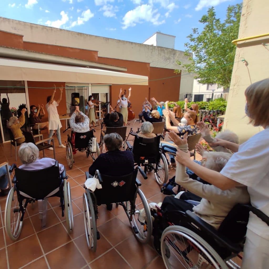 personas mayores en un taller de Conectando lo importante